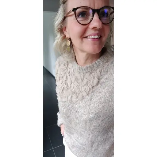 eleaka pull flore beige 4.webp